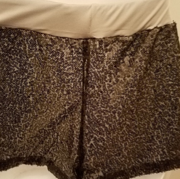 Size Med is In! /5🌟rated/ Sequin Hot Pants Black - Picture 4 of 4